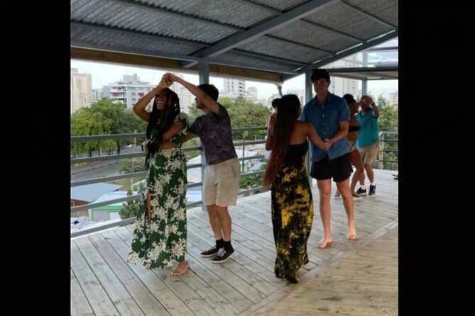 Learn Salsa in San Juan - Vivid beginner lesson - Rooftop Salsa at Hostel Casa Santurce: why this setting matters