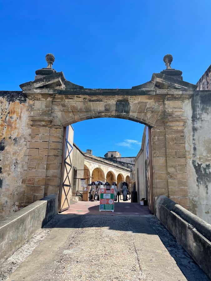 Old San Juan: San Cristobal Castle and Old Town Walking Tour - Inside San Cristóbal Castle: Tunnels, Dungeon, WWII Bunker