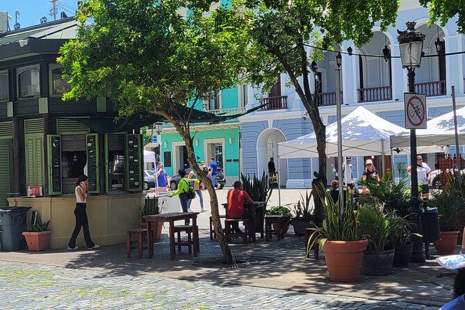 Old San Juan Walking Tour - La Puerta de San Juan and Calle De La Fortaleza: streets with purpose